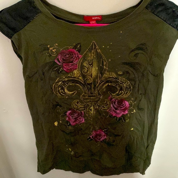 BONGO Tops - Green Bongo T-Shirt with Faux Leather Sleeve and Back Detail- size M